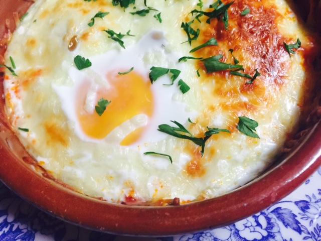Huevos al horno: la receta saludable para disfrutar del huevo en tu dieta 7 ¿Cuáles son los pasos para preparar el huevo al horno a los dos quesos?