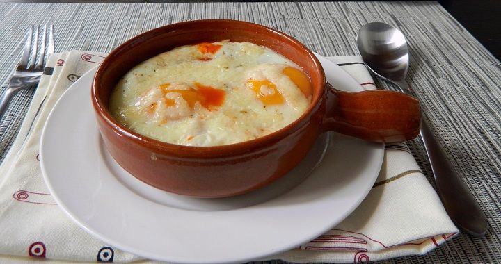 Huevos al horno: la receta saludable para disfrutar del huevo en tu dieta 6 ¿Cuáles son los ingredientes para preparar los huevos al horno a los dos quesos?