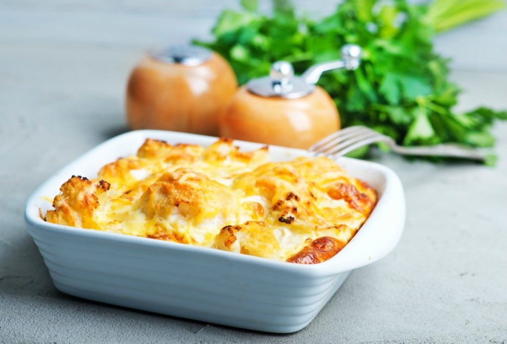Huevos al horno: la receta saludable para disfrutar del huevo en tu dieta 8 ¿Cuáles son los ingredientes para preparar los huevos con bechamel y pimientos asados?