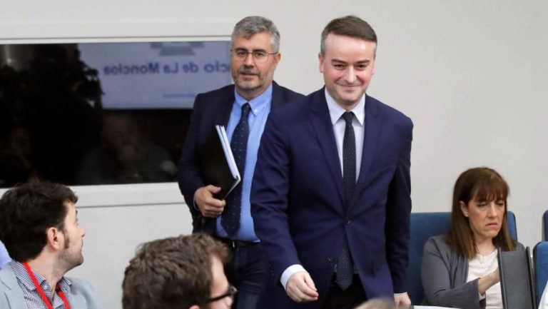 Vox pregunta qué hace Iván Redondo de asesor del candidato del PSC en las catalanas