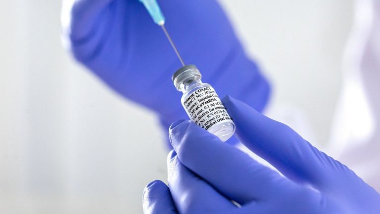 La OMS espera distribuir 337 millones de dosis a 145 países en la primera mitad del año