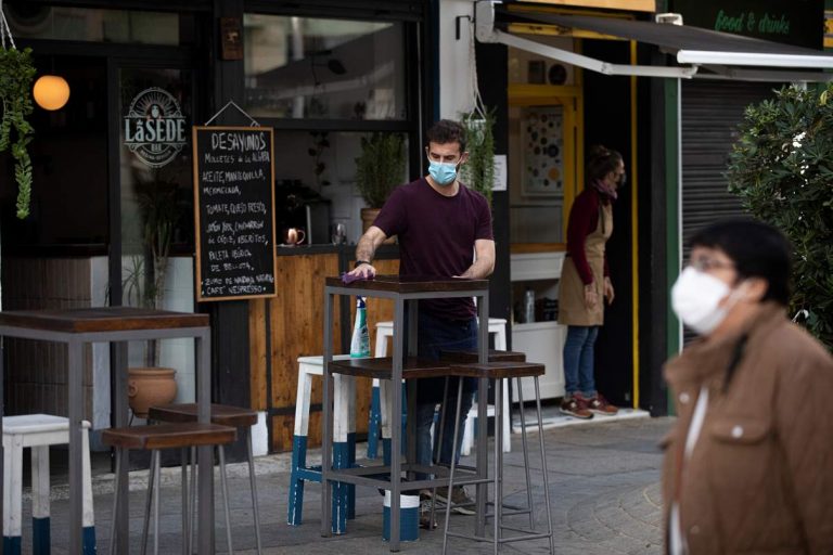 La hostelería recorta un 50,1% su facturación y un 13,3% el empleo en 2020