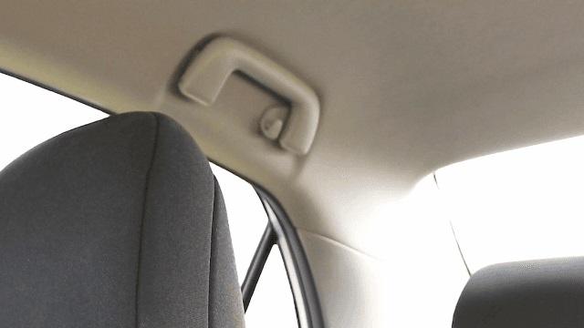 La inclusión de los asideros en el lado del conductor