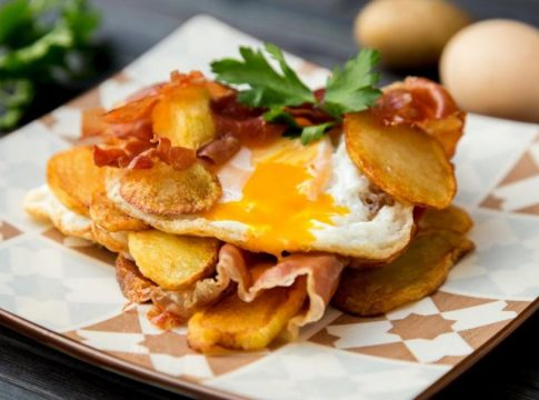 La mejor receta para unos huevos rotos con jamón de chuparse los dedos La mejor receta para unos huevos rotos con jamón de chuparse los dedos