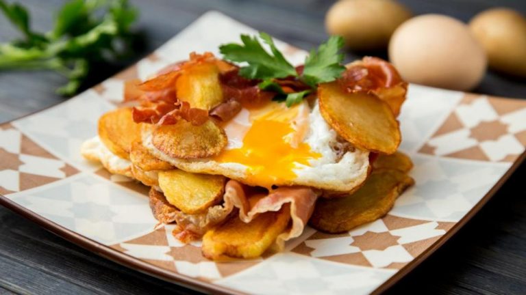 La mejor receta para unos huevos rotos con jamón de chuparse los dedos