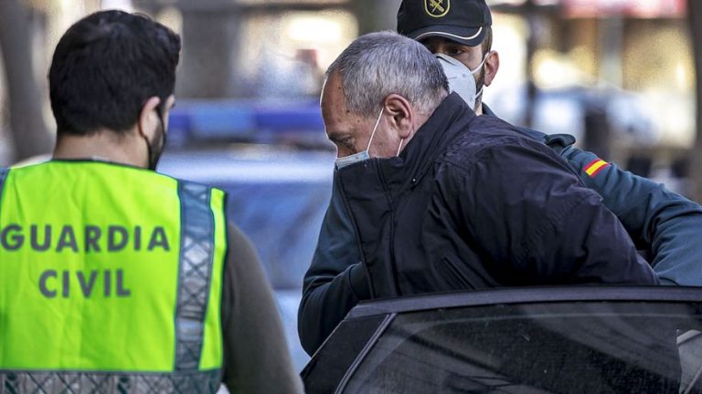 Mossos detienen a los responsables de una agencia de viajes por PCR falsas