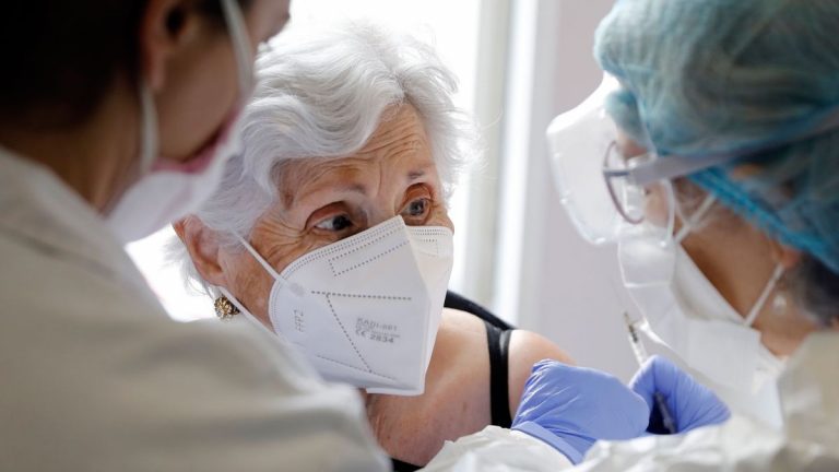 Los usuarios de residencias aragonesas que estén vacunados podrán ir sin mascarilla en espacios exteriores