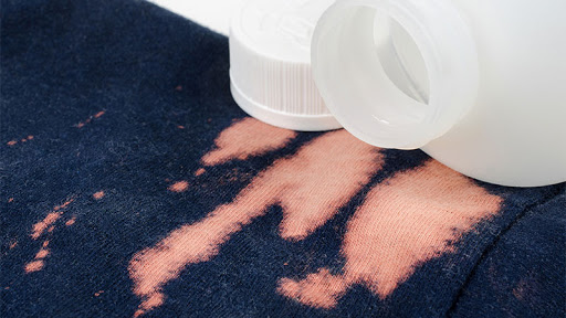 Cómo quitar las manchas de lejía de la ropa