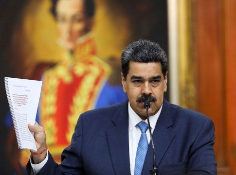 Maduro críticas al Gobierno español Venezuela critica la suspensión de Maduro en Facebook por defender un antiviral