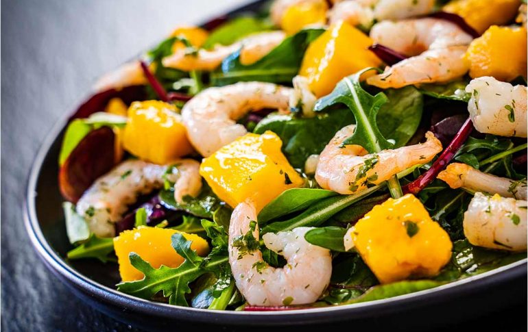 Mango con langostinos: la rica receta llena de proteínas 164 Los pasos a seguir para la preparación de esta receta son: