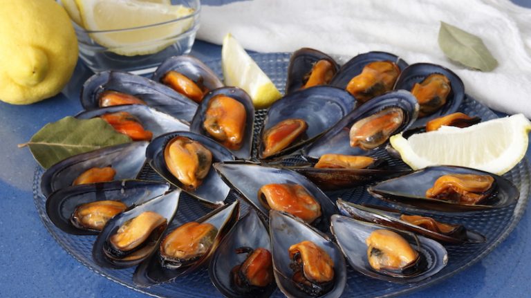 Mejillones al vapor: el truco para que se te abran en menos de 10 minutos
