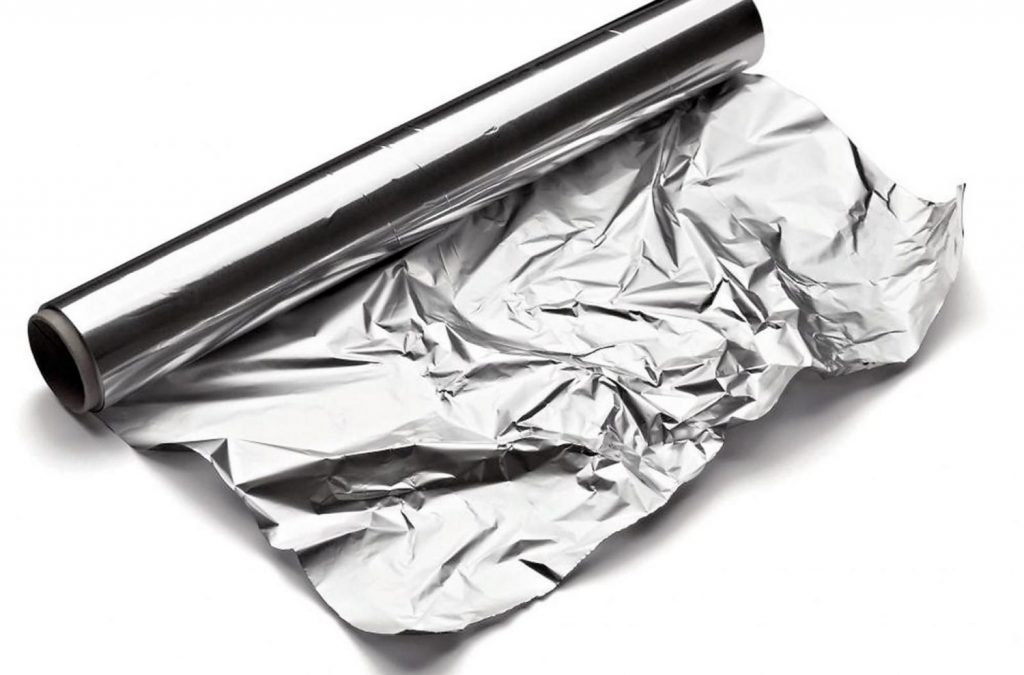 No tapes la lata con papel de aluminio
