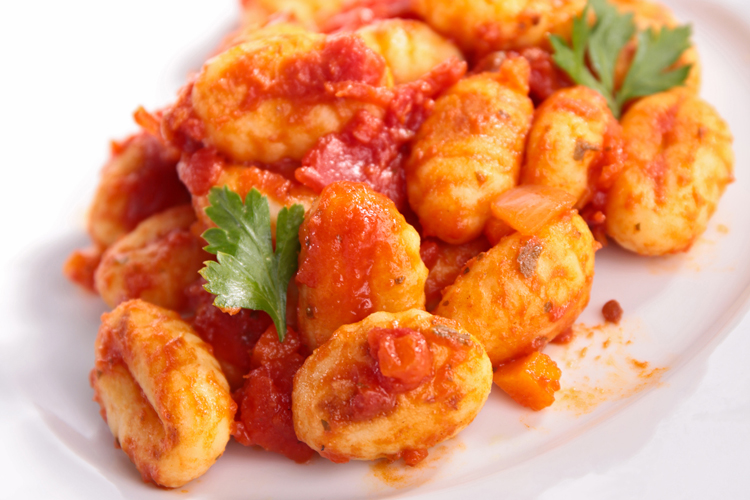 Preparación de la salsa para los ñoquis de patata