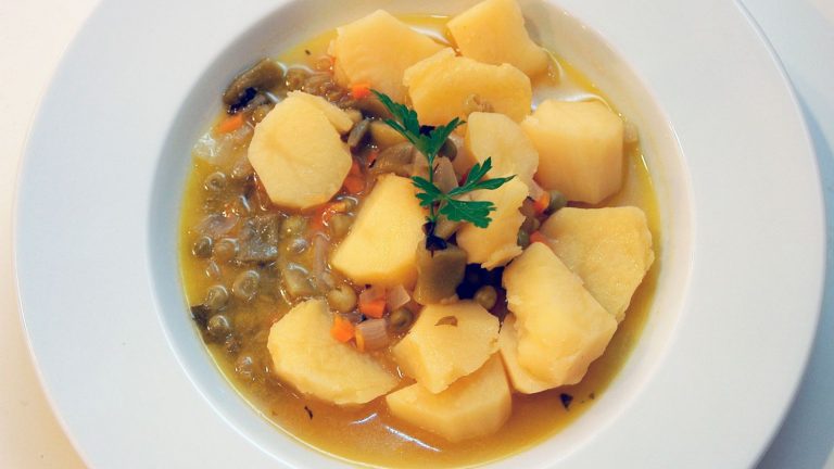 Patatas a la jardinera con vino: la original creación con la que sorprender en la mesa