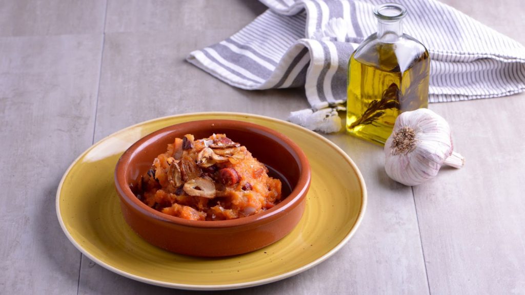 Patatas revolconas: la revolución en tu cocina en menos de una hora 36 Ingredientes: