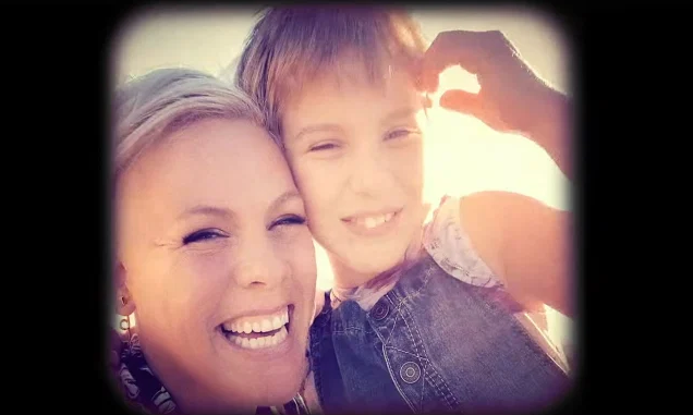 P!nk Cover Me In Sunshine  hija Willow Sage Hart Pink