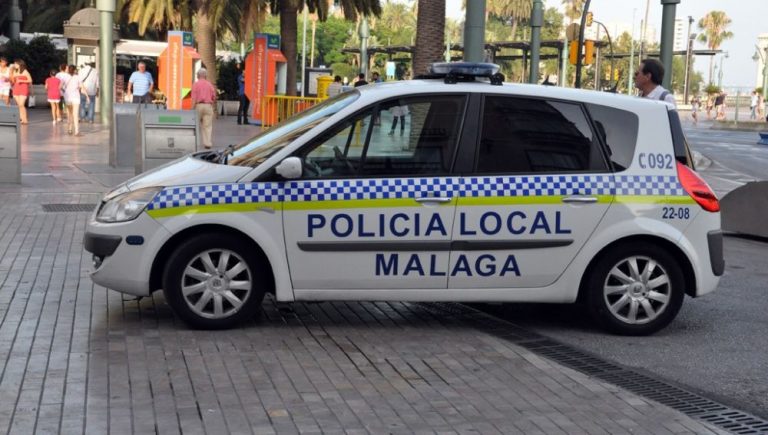 Sorprendido un motorista sin carne que llevaba a un menor y otros dos conduciendo en Málaga