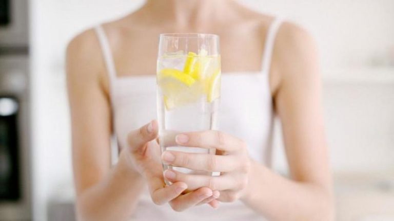Por qué deberías tomar agua tibia con limón en ayunas todos los días