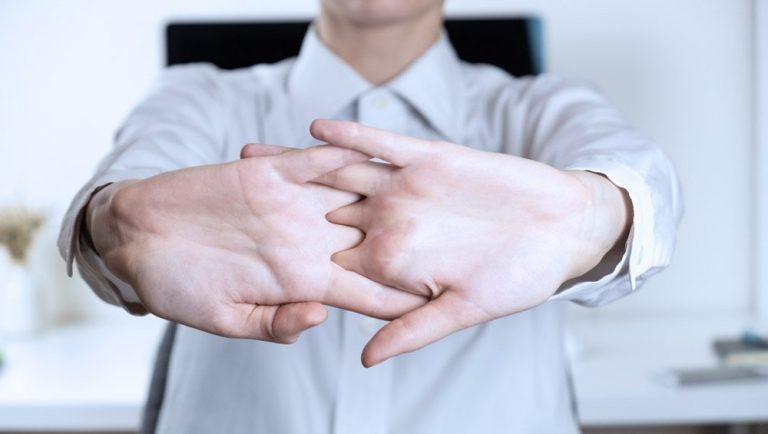 Por qué no deberías crujir los dedos