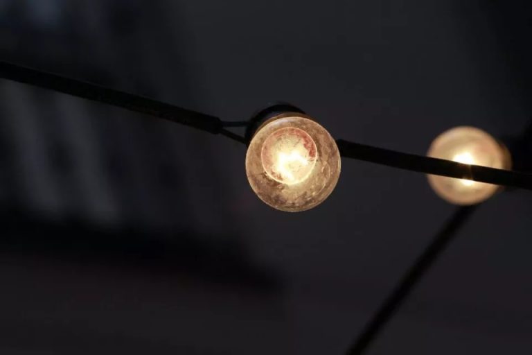 El precio de la luz se desploma un 54% en la primera quincena de febrero
