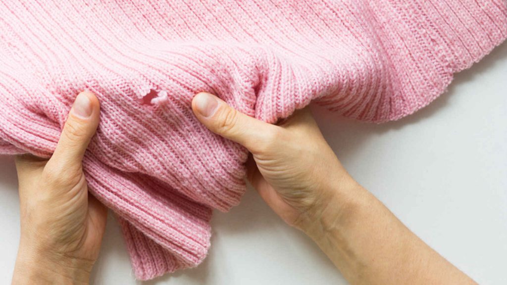 Procesos de lavandería y la presencia de los agujeros en la ropa