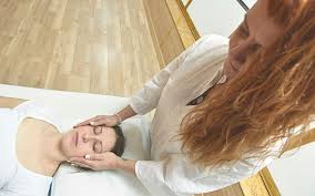 ¿El Reiki tiene riesgos?