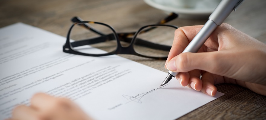 ¿Quiénes pueden firmar un contrato de trabajo?