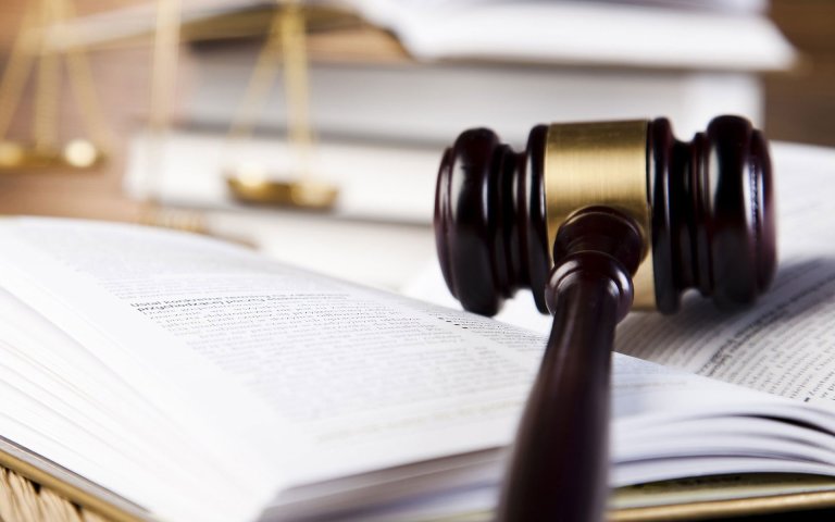 ¿Cómo entra en vigencia un decreto?