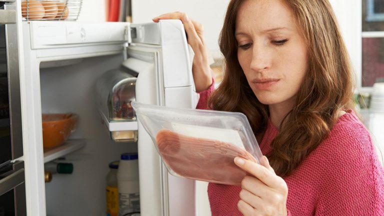 Qué pasa si te comes alimentos caducados