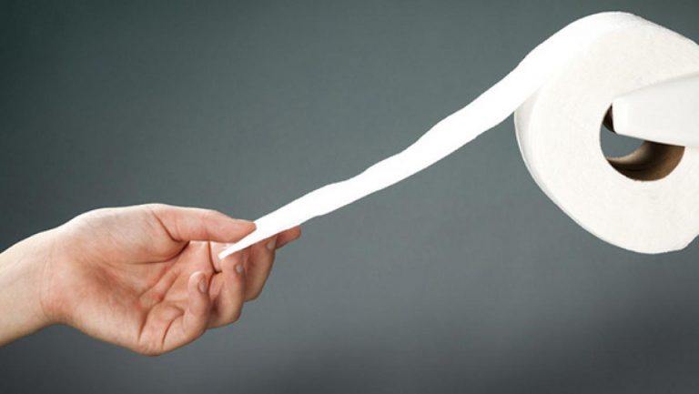 ¿Hacia dentro o hacia fuera? Cómo debes colocar el rollo de papel