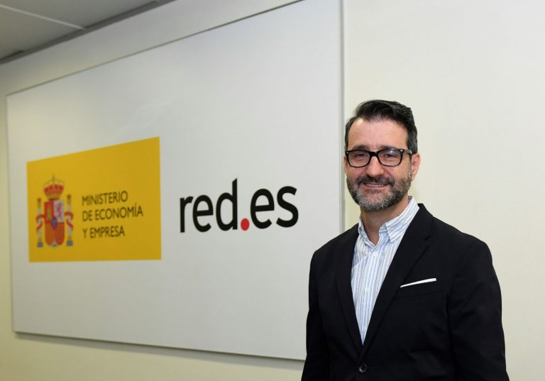 Red.es da luz verde a la compra de casi 4.000 ordenadores para alumnos vulnerables