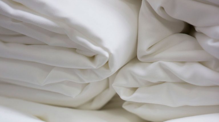 Sábanas de algodón o de hilo: ¿cuáles son mejores para descansar?