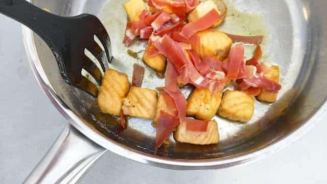 ¿Cómo hacer salmón a la ribereña?