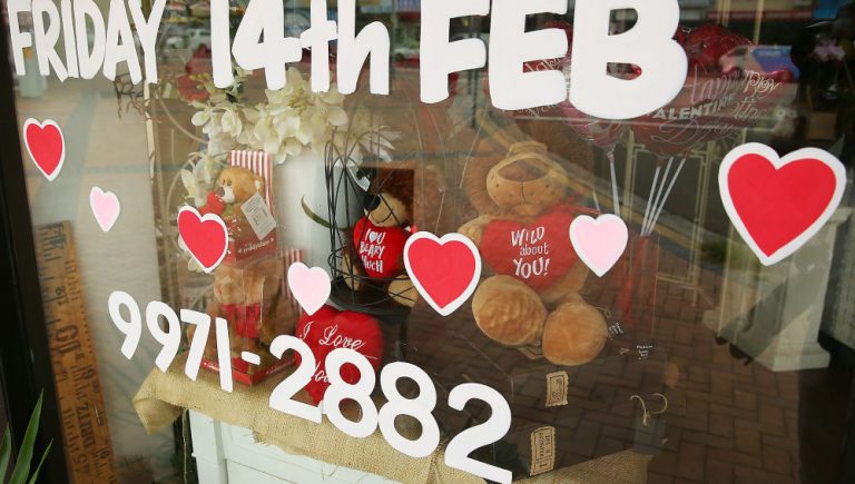 El 40% de los jóvenes se autorregala por San Valentín y la mayoría de las compras son 'online'