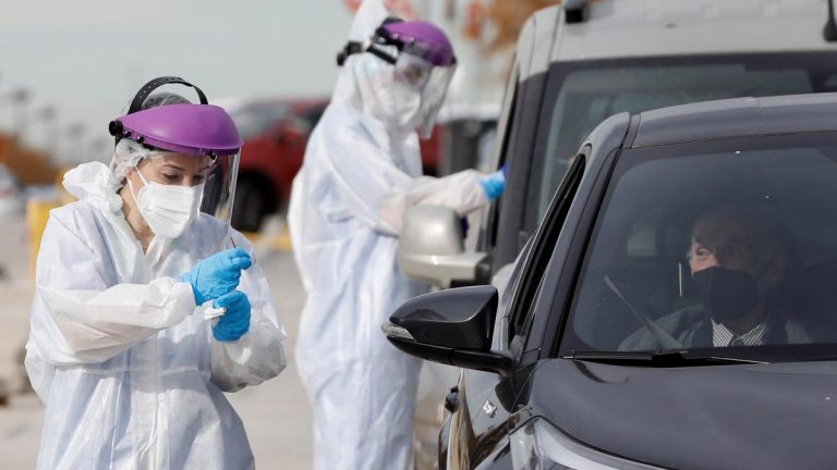 Sanidad notifica 31.596 nuevos casos y 565 muertes