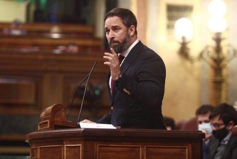 Abascal cree que una fusión de PP y Cs sería 