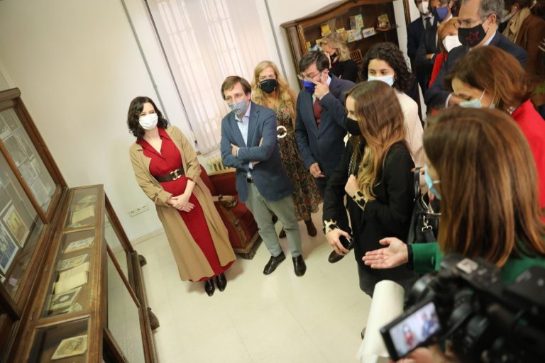 Ayuso y Almeida inauguran la biblioteca Severo Bueno