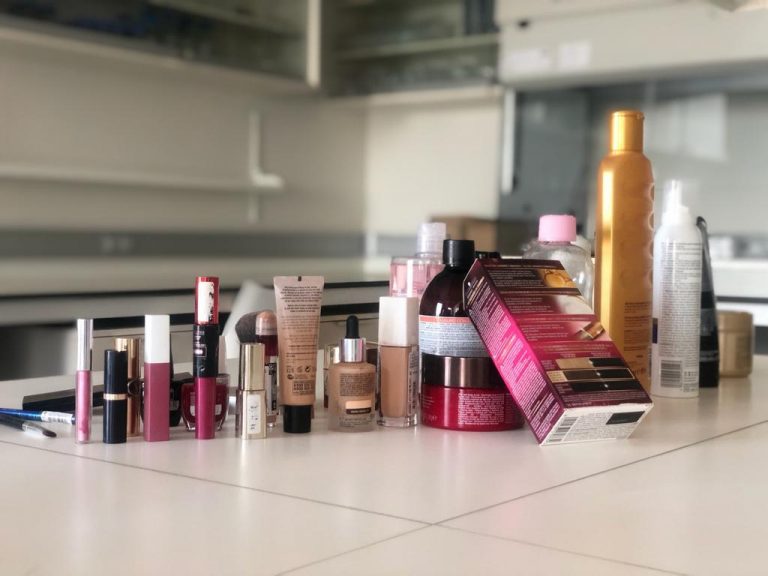 Sustancias presentes en pintalabios, cremas o tintes pueden aumentar el riesgo de padecer endometriosis