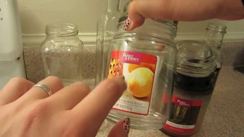 El arte de quitar etiquetas de las botellas y los tarros