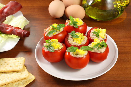 Tomate relleno de atún: la cena más saludable cuando estás a dieta 4 Ingredientes: