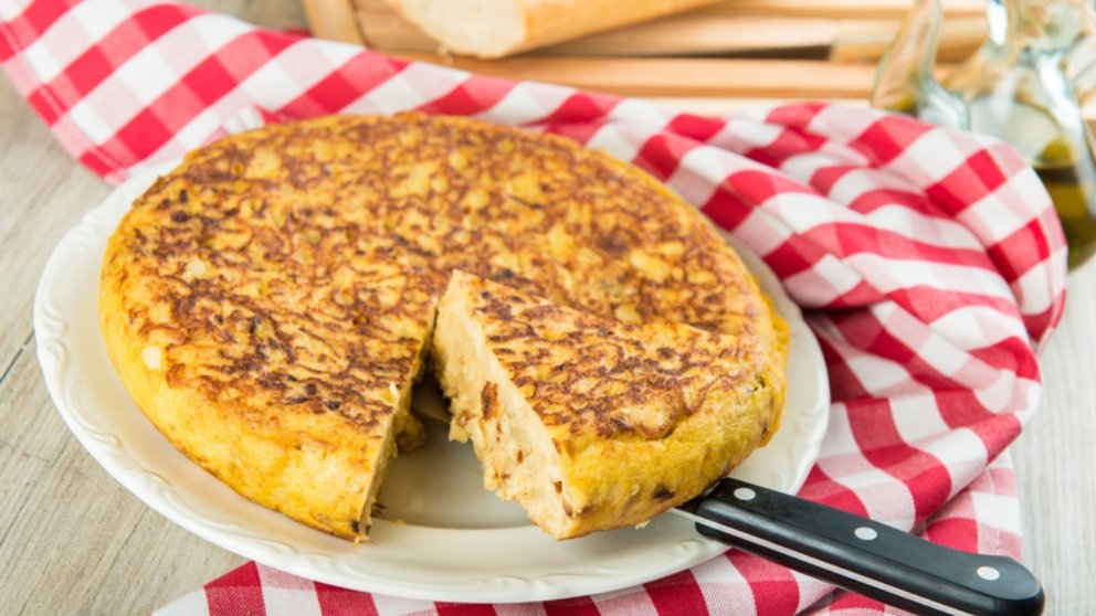 ¿Cómo se prepara una tortilla de patatas con cebollas caramelizadas?