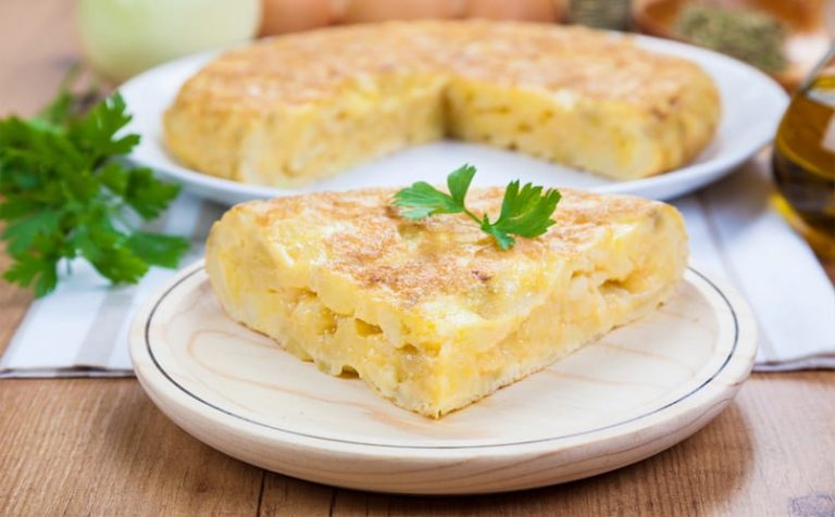 Tortilla de patatas sin huevo: ¡así puedes prepararla!