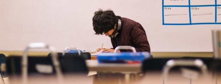 Los universitarios obtienen mejores notas en los exámenes que se realizan en horas centrales del día