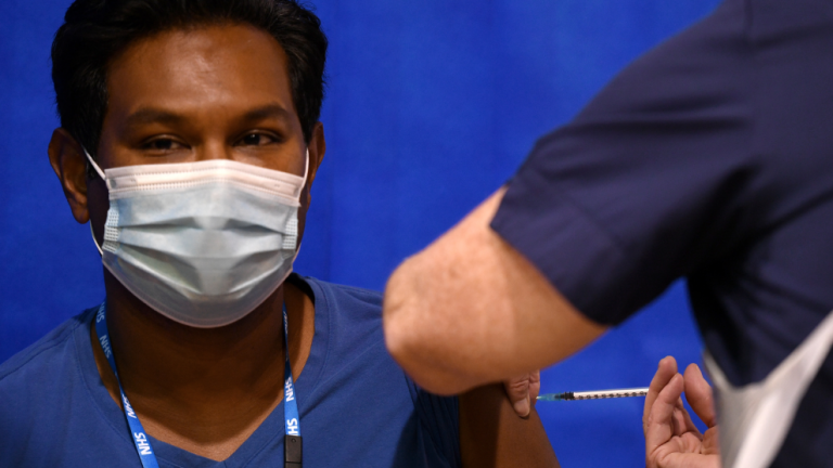 Esta es la vacuna de la Covid-19 que te toca según tu edad