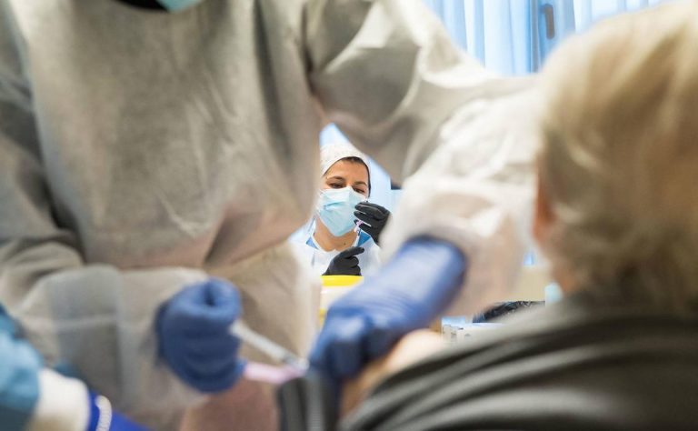 Extremadura vacunará a unos 8.000 grandes dependientes y cuidadores profesionales