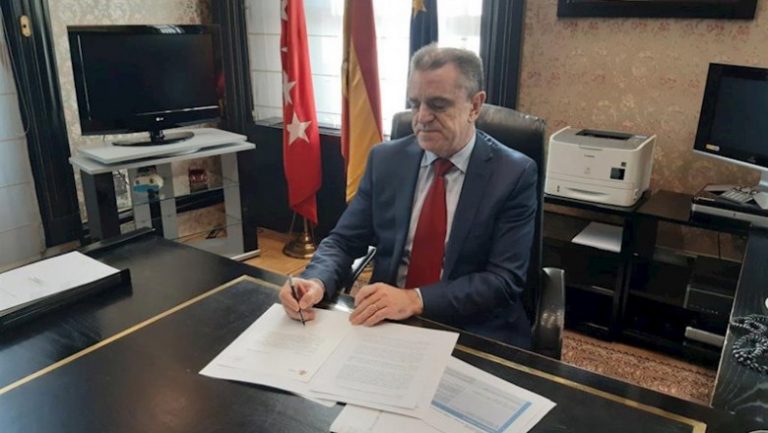 Vecinos del Centro de Madrid alertan de paquetes de 150 euros con vuelo y fiesta en piso turístico