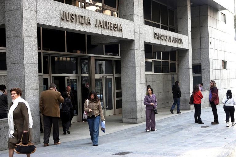 Juzgan a un acusado de atropellar a su mujer hasta la muerte