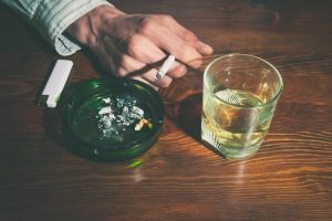 Las personas que consumen alcohol y tabaco tienen mayor riesgo de desarrollar cánceres