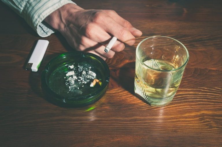 Las personas que consumen alcohol y tabaco tienen mayor riesgo de desarrollar cánceres