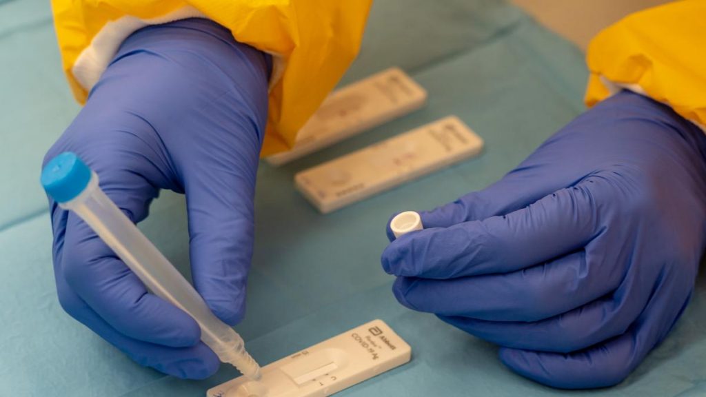 Los test de antígenos comienzan a ser los favoritos para cribar a la población.
